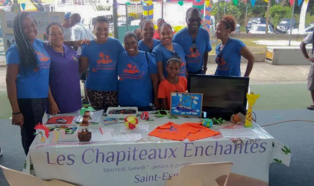 Photo d'archives : l'équipe du centre Les Chapiteaux Enchantés pour les inscriptions